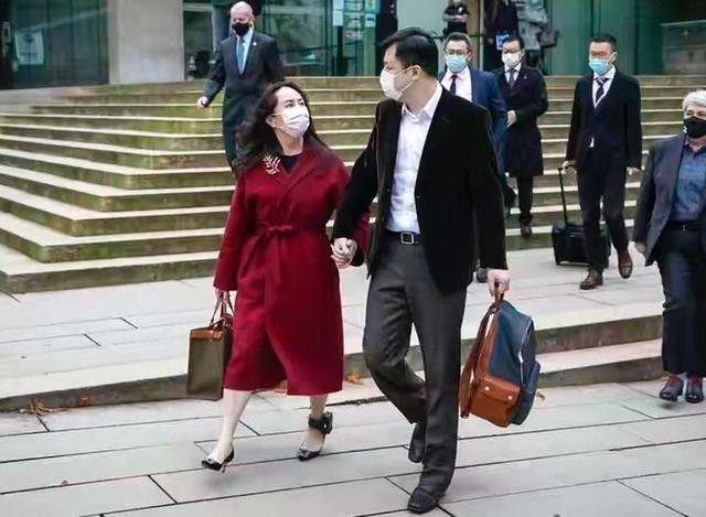 孟晚舟老公好会穿!西装革履一身正气,大衣造型玉树临风,太高级