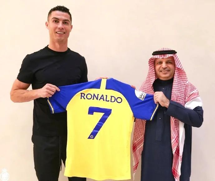 重磅官宣！37岁C罗登陆沙特豪门！今年最后1天告别欧洲休闲区蓝鸢梦想 - Www.slyday.coM