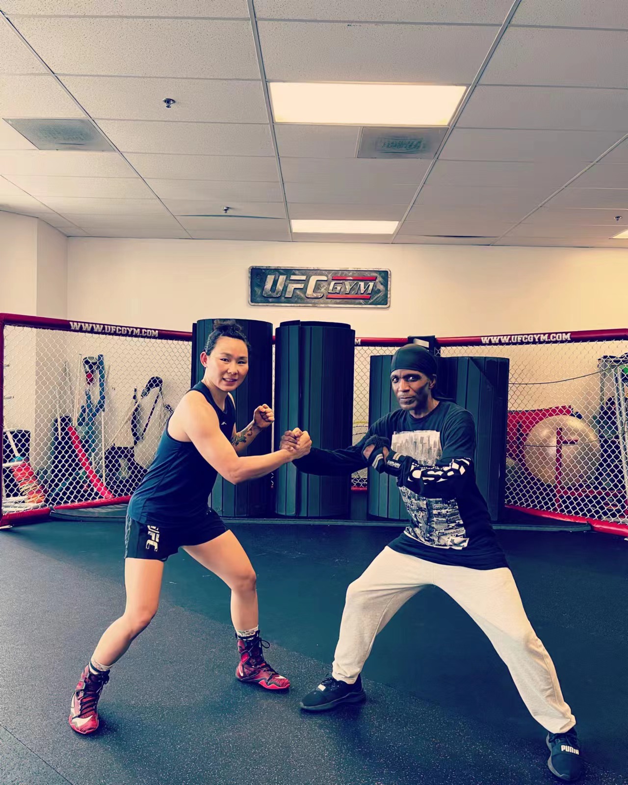闫晓楠与自己的拳击教练马库斯。