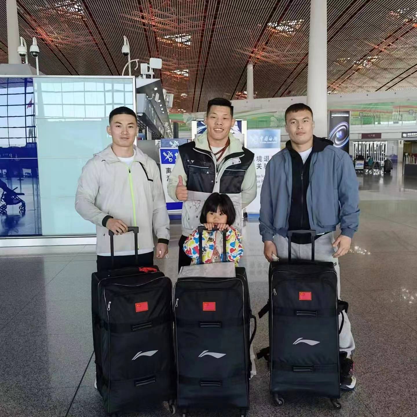 李景亮（中）与团队从首都机场出发美国。 本文图片：受访者供图
