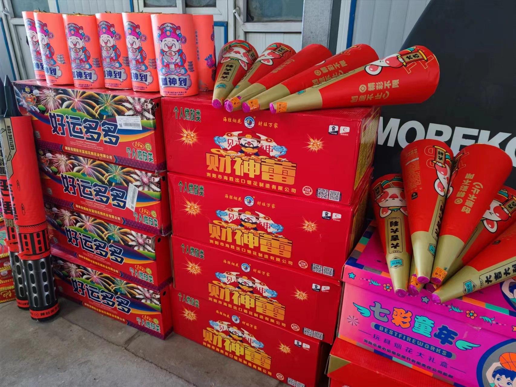 收缴的烟花爆竹主要为烟花,挂鞭,呲花等共计5大类130公斤.