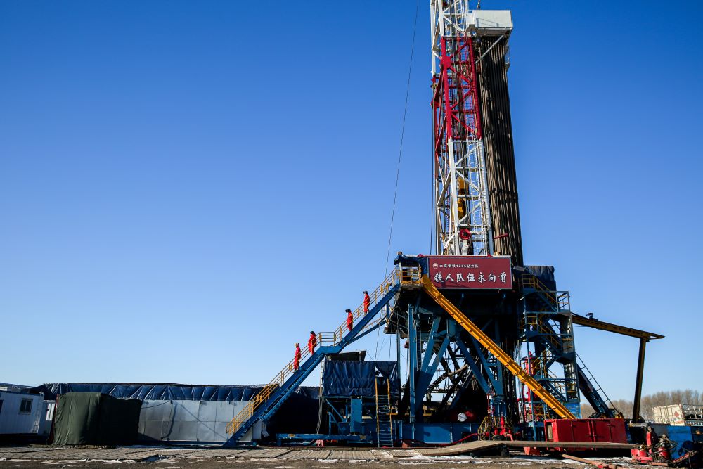 在严寒中坚守施工的1205钻井队.王琦 摄