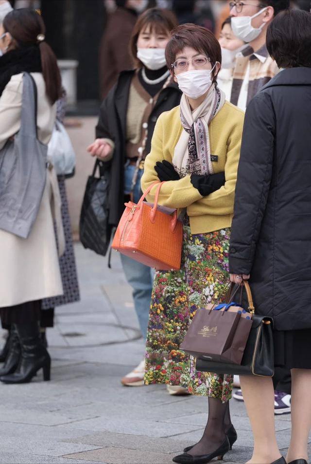 日本奶奶有多会穿?戴围巾又裹脚踝,保暖又时髦,难怪比国人年轻