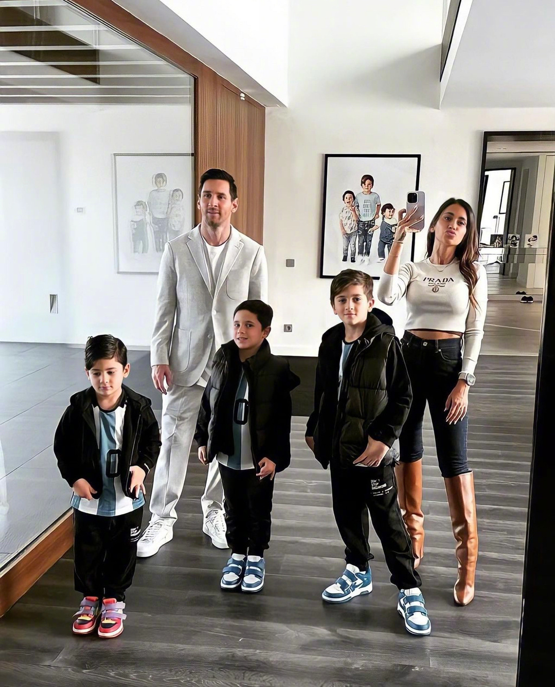 梅西晒新年全家福,并感谢了自己有这样一个幸福的家庭……_新浪新闻