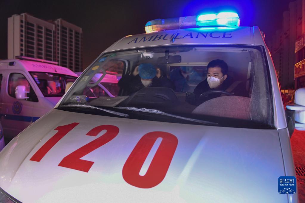 跨年夜救护车:在抢救生命的路上疾驰__财经头条