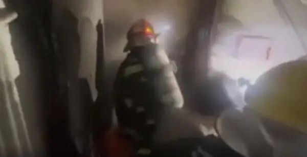 火烧眉毛！女子举蜡烛拍照，头发瞬间被点燃！休闲区蓝鸢梦想 - Www.slyday.coM