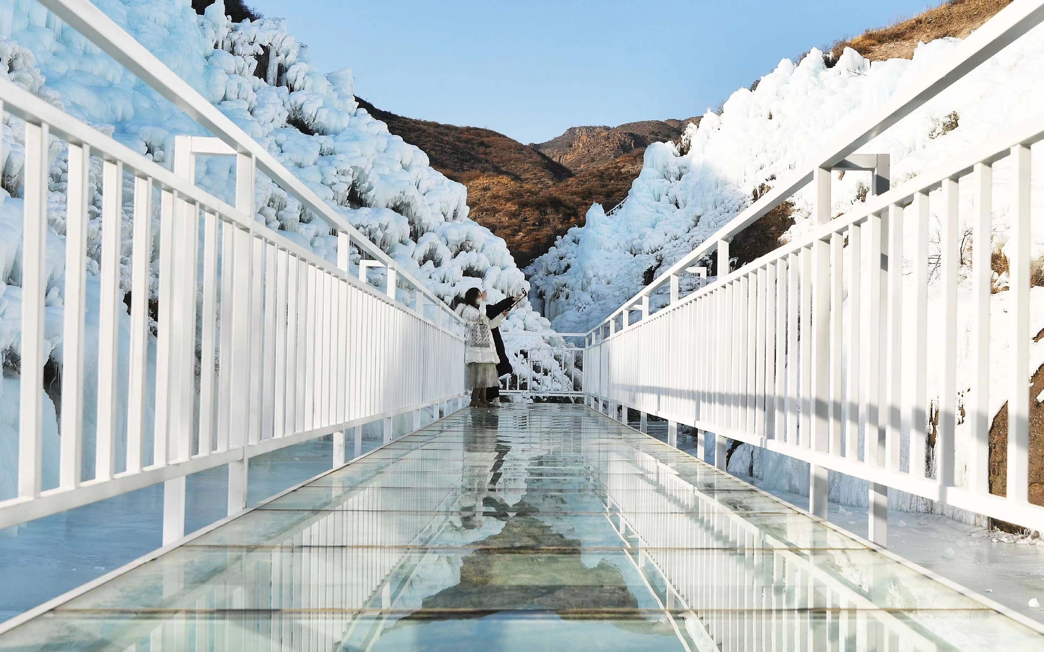 近日,延庆旧县镇的云瀑沟景区迎来了冰瀑最佳观赏期.