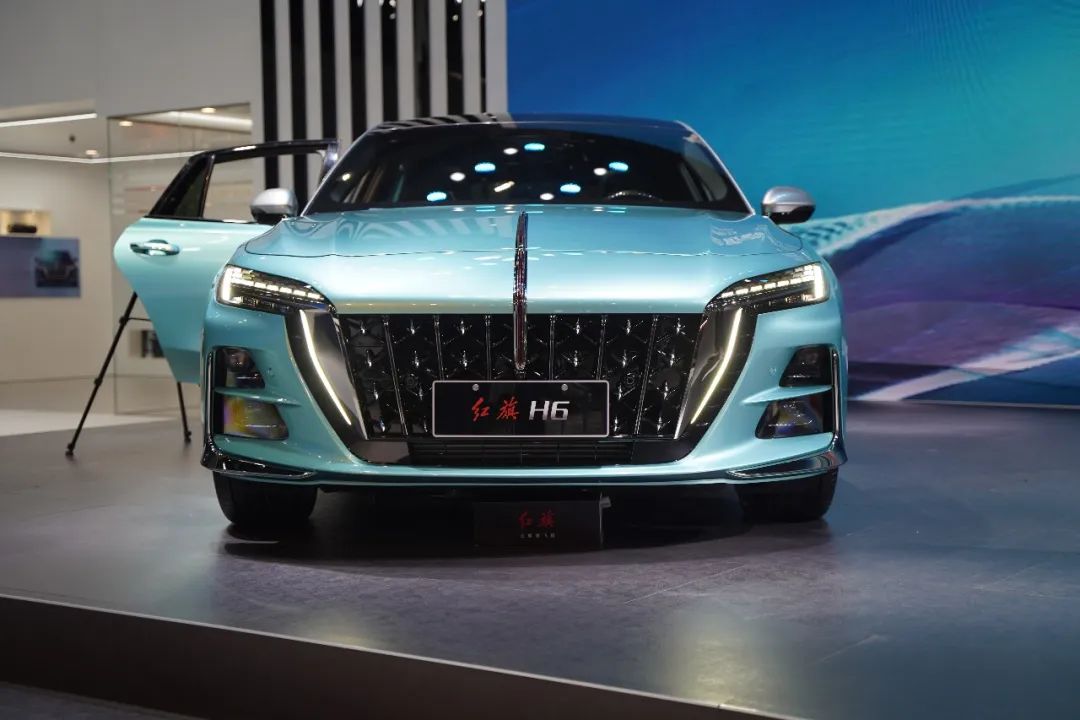 红旗首台轿跑发布20t8at车长近5米开上街回头率100