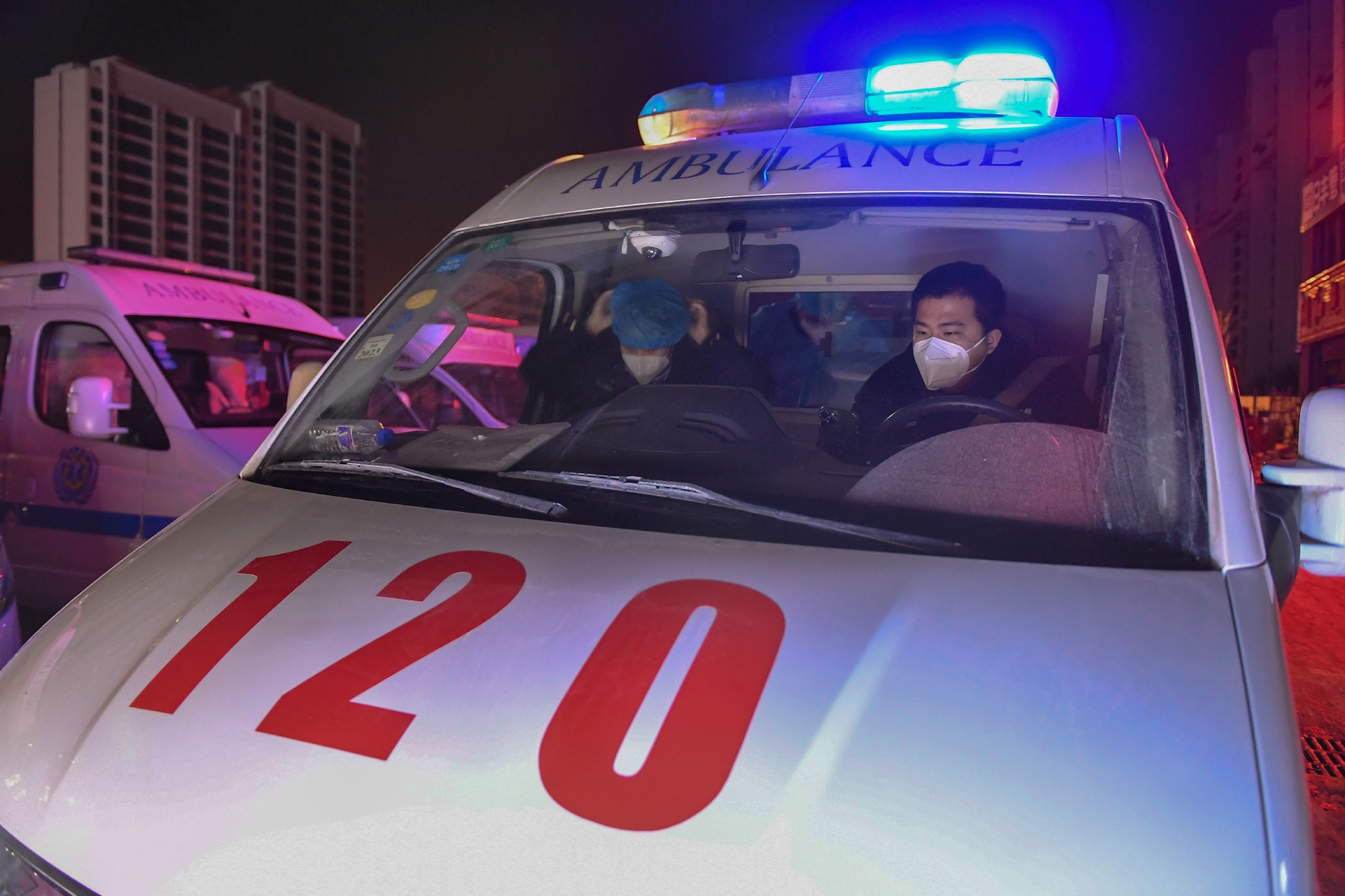 跨年夜救护车在抢救生命的路上疾驰