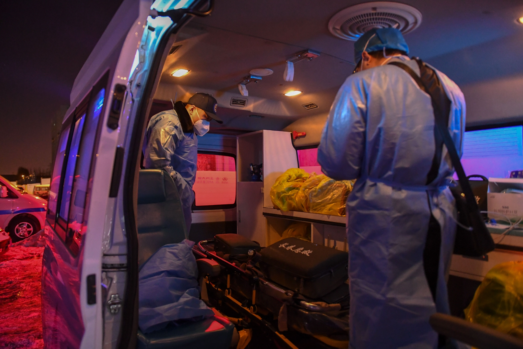 接到患者后,长春市急救中心富民大街急救站医生李立群在救护车上查看