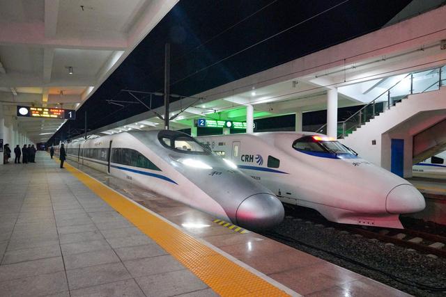 g4364次高速动车组列车停靠站百色站站台上,即将开往深圳北站 通讯员