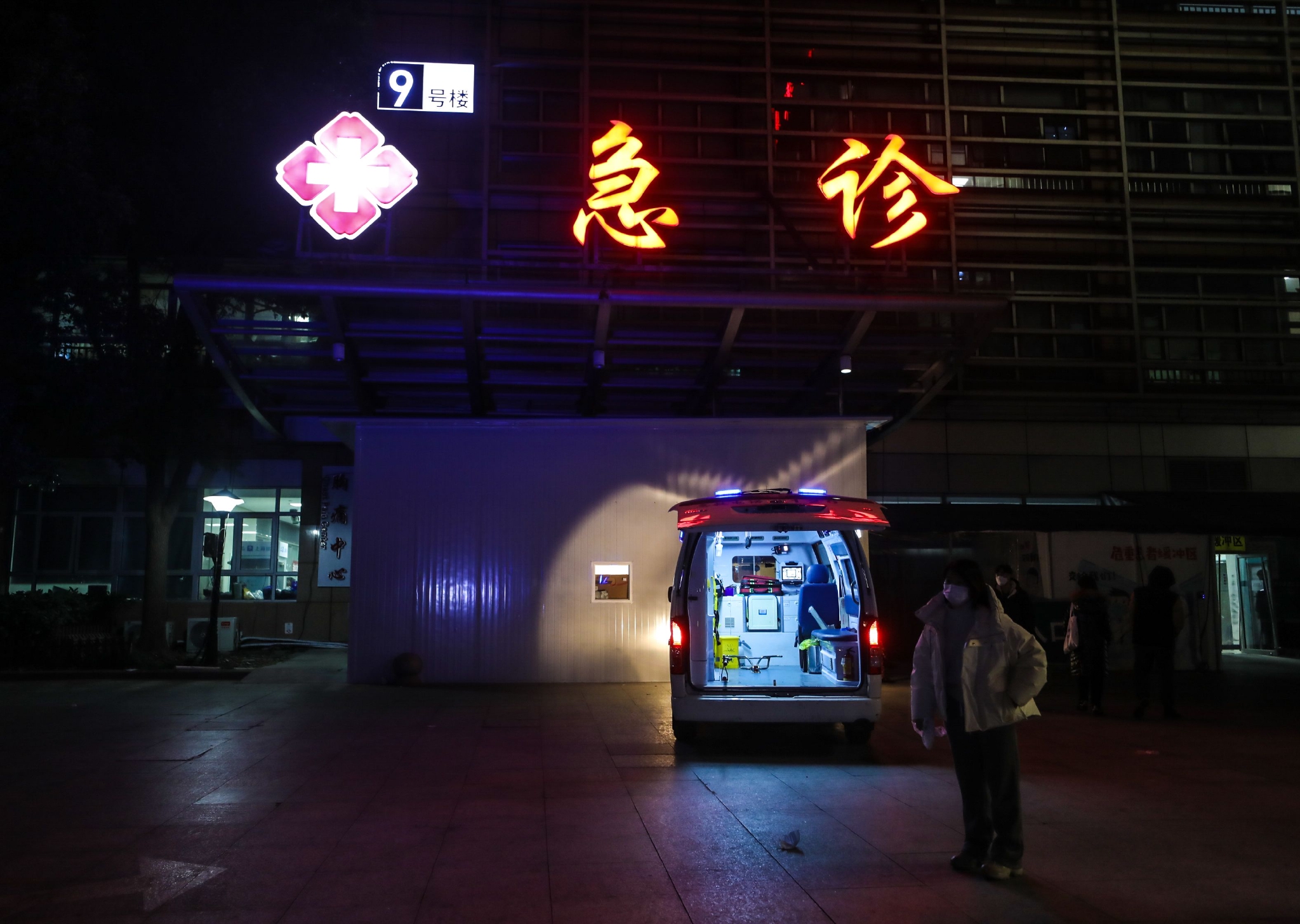 急诊室的跨年夜|他们拼尽全力,为着“守沪”而奔忙