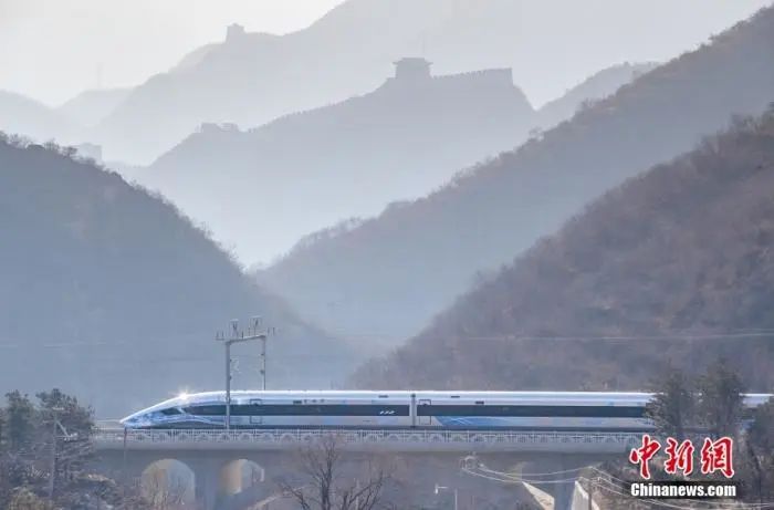资料图：2022年1月6日，奥运版复兴号智能动车组在京张高铁上线开行。中新社记者 贾天勇 摄