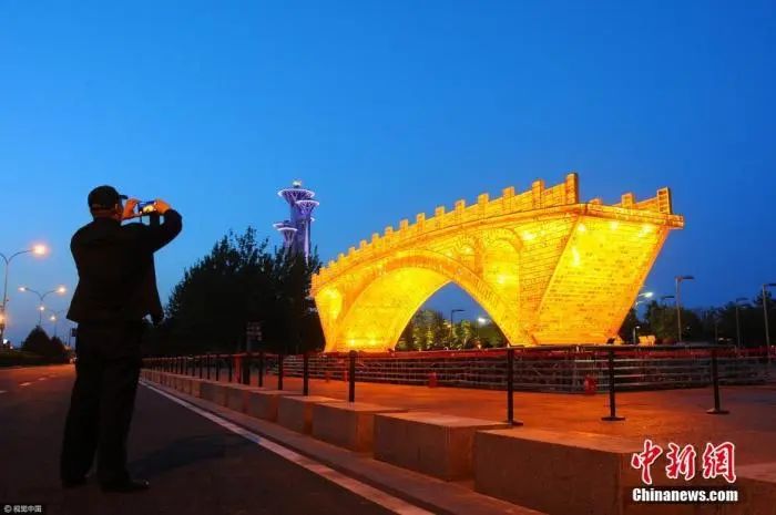 资料图：北京奥林匹克公园园区内安装大型景观建筑“丝路金桥”。杜佳 摄 图片来源：视觉中国