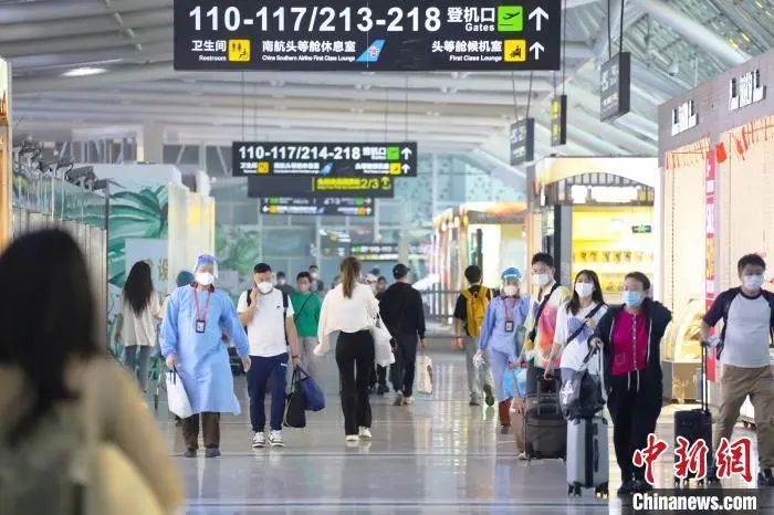 资料图：三亚机场航站楼人气日渐旺。陈振煌供图
