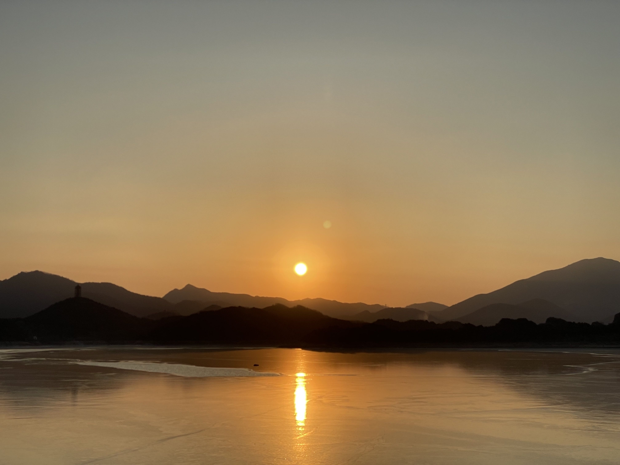 清晨太阳升起,结冰的金海湖湖面金光闪闪.新京报记者 赵利新 摄