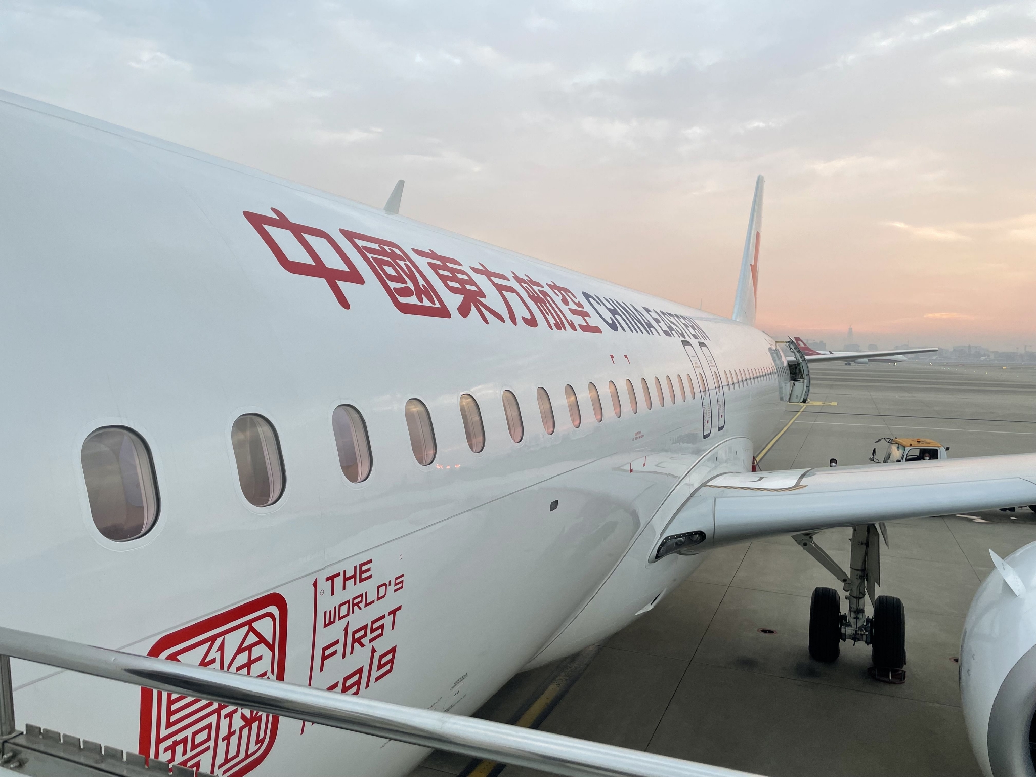 随着新年的到来,东航全球首架c919国产大飞机迎来首飞.东方航空供图