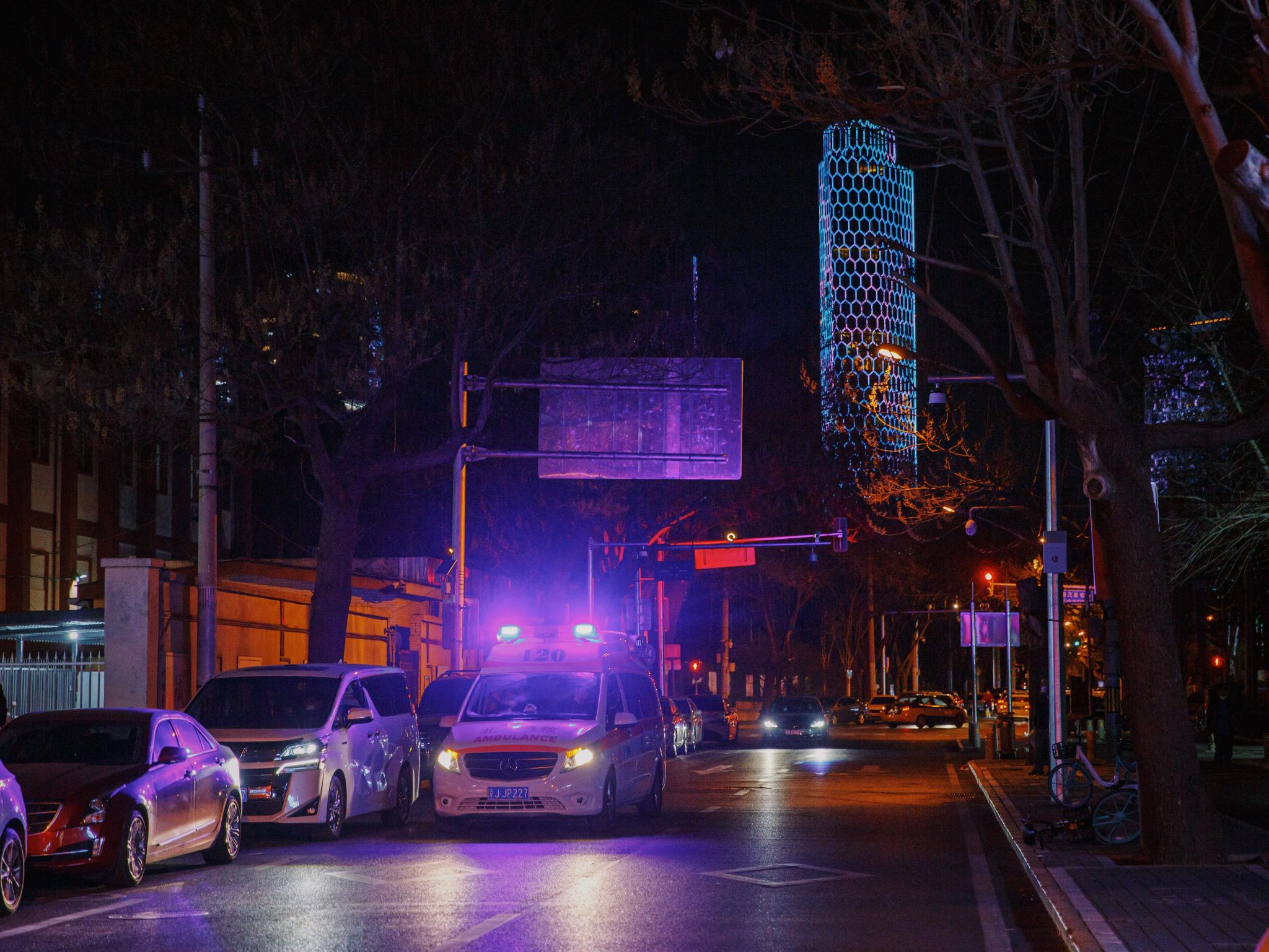 探访│就诊高峰下的急诊不眠夜__财经头条