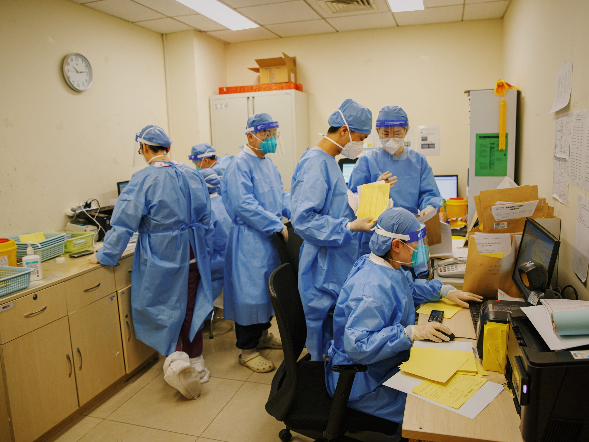 2022年12月27日晚,朝阳医院急诊科抢救室,医务人员正在忙碌.