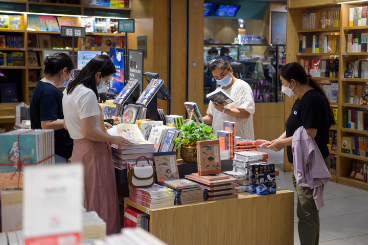 2022年8月9日,市民在呼和浩特市青城阅立方书店翻阅书籍。新华社记者 李志鹏 摄