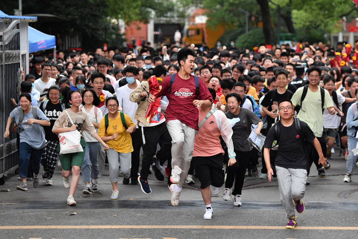 2022年6月9日,在湖南省长沙市一中考点,考生在考试结束后跑出考场。新华社记者 陈振海 摄
