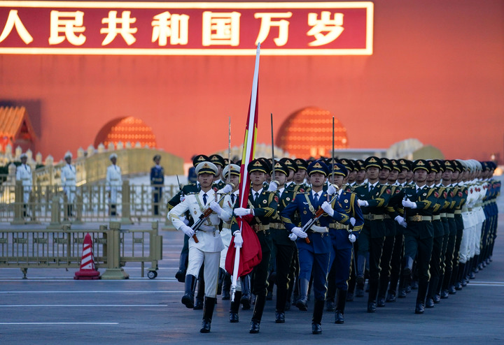 2022年10月1日清晨,隆重的升国旗仪式在北京天安门广场举行,庆祝中华人民共和国成立73周年。新华社记者 鞠焕宗 摄