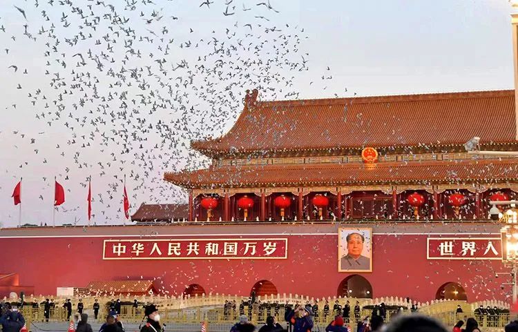 看2023年天安门广场首次升旗仪式↓鲜艳的五星红旗与太阳一同升起!