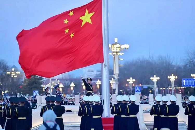 7时36分,五星红旗与太阳一同升起.