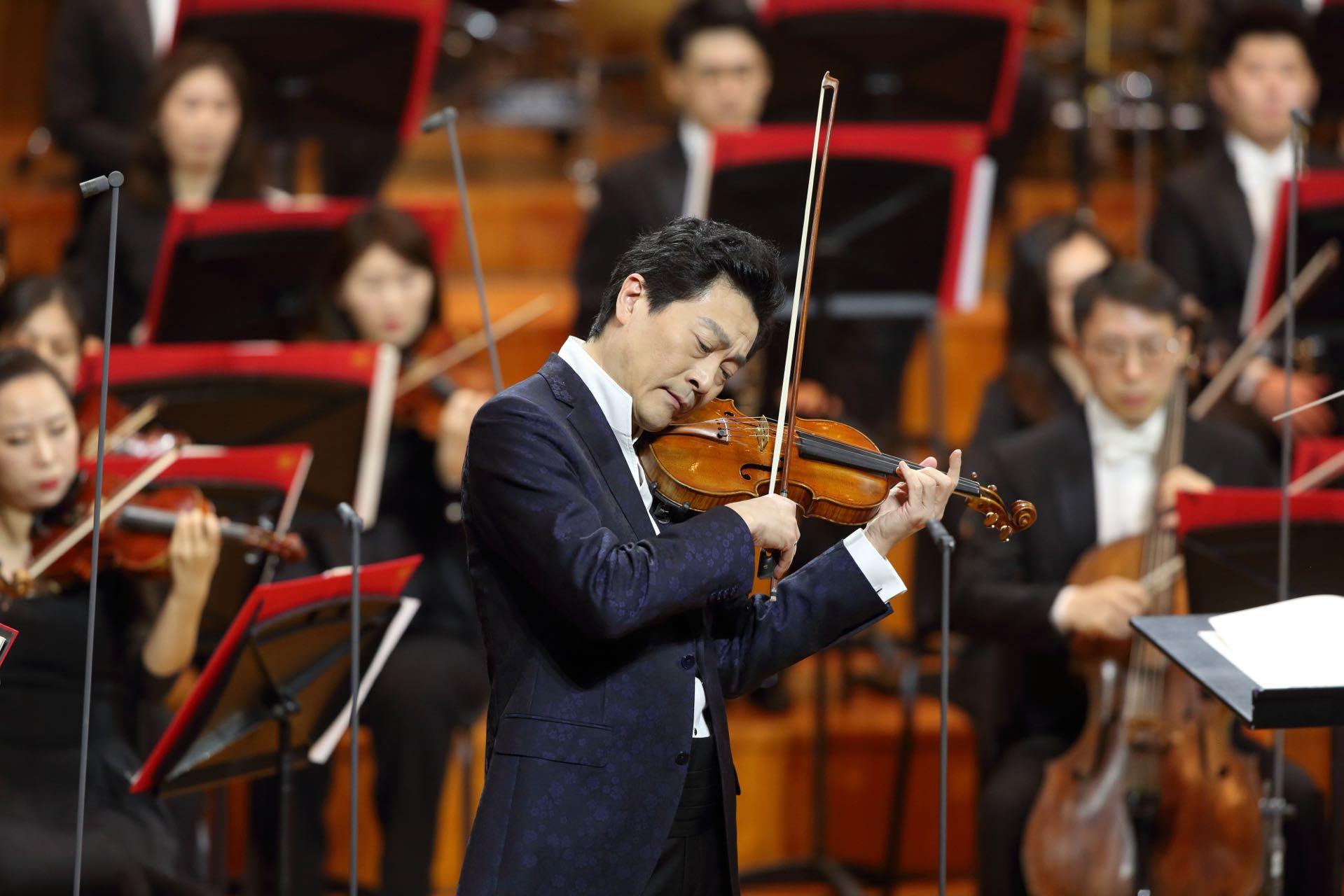 著名小提琴家吕思清.&nbsp; 牛小北摄