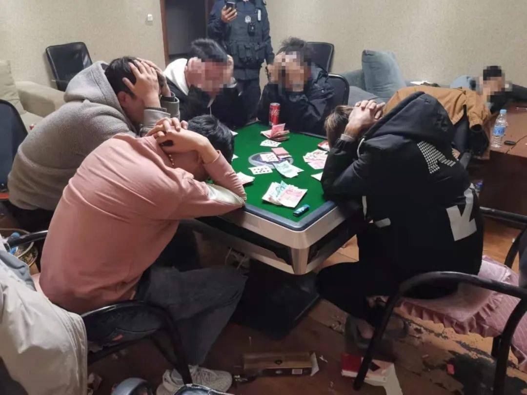 妇女,中老年人,还有一些游手好闲的人,整天就是守在这种小型的赌博场