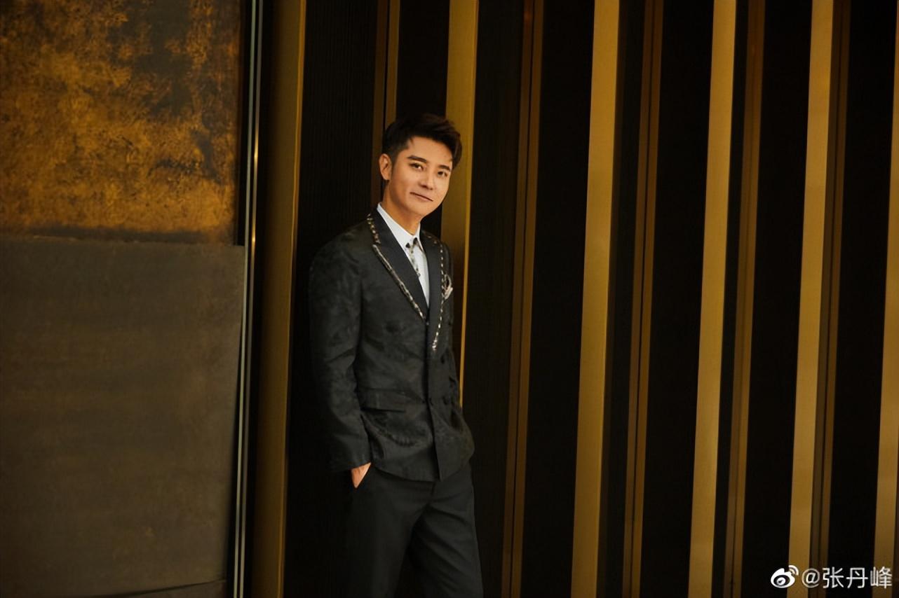 当天的张丹峰身穿黑色的西装,看上去也特别的挺拔帅气,已经41岁的他也