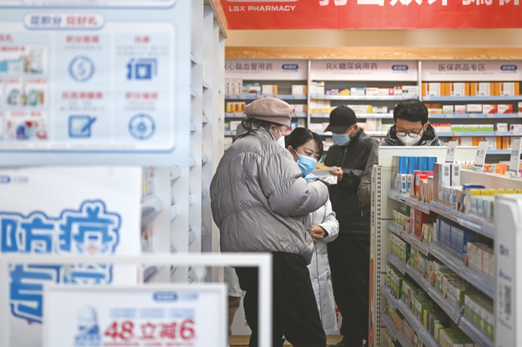 12月27日，市民在天津市一药店购药。图源：新华社
