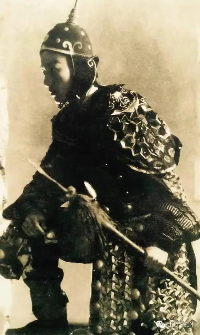 1947年，学生时期的侯一民饰演郭沫若编剧的《棠棣之花》话剧时的剧照