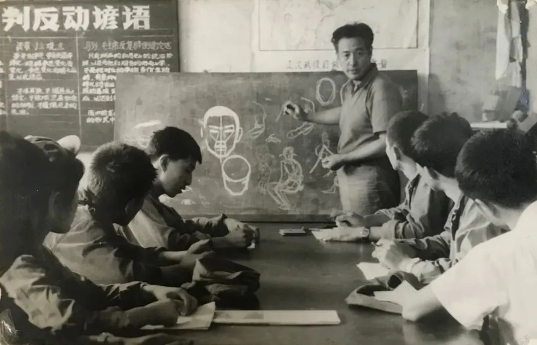  1973年，在首钢辅导工人学画