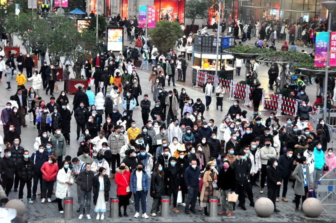 2023年1月1日，上海，南京路商业步行街人头攒动。图/视觉中国