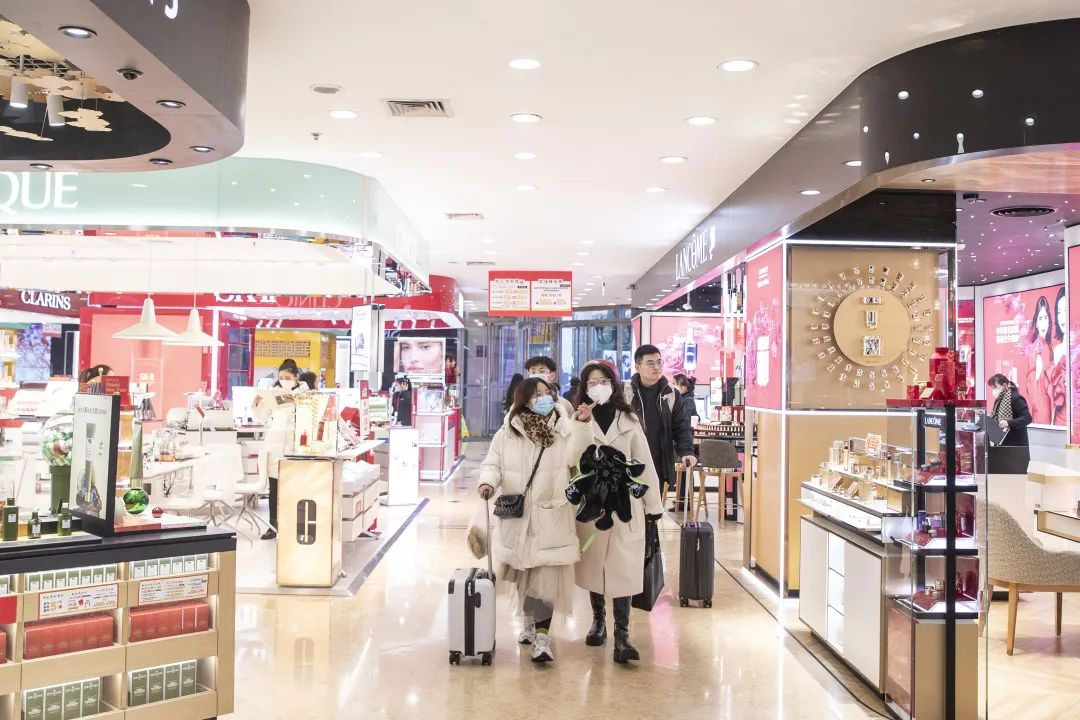 解放碑重百大楼,市民在商场中购物.王欢 摄