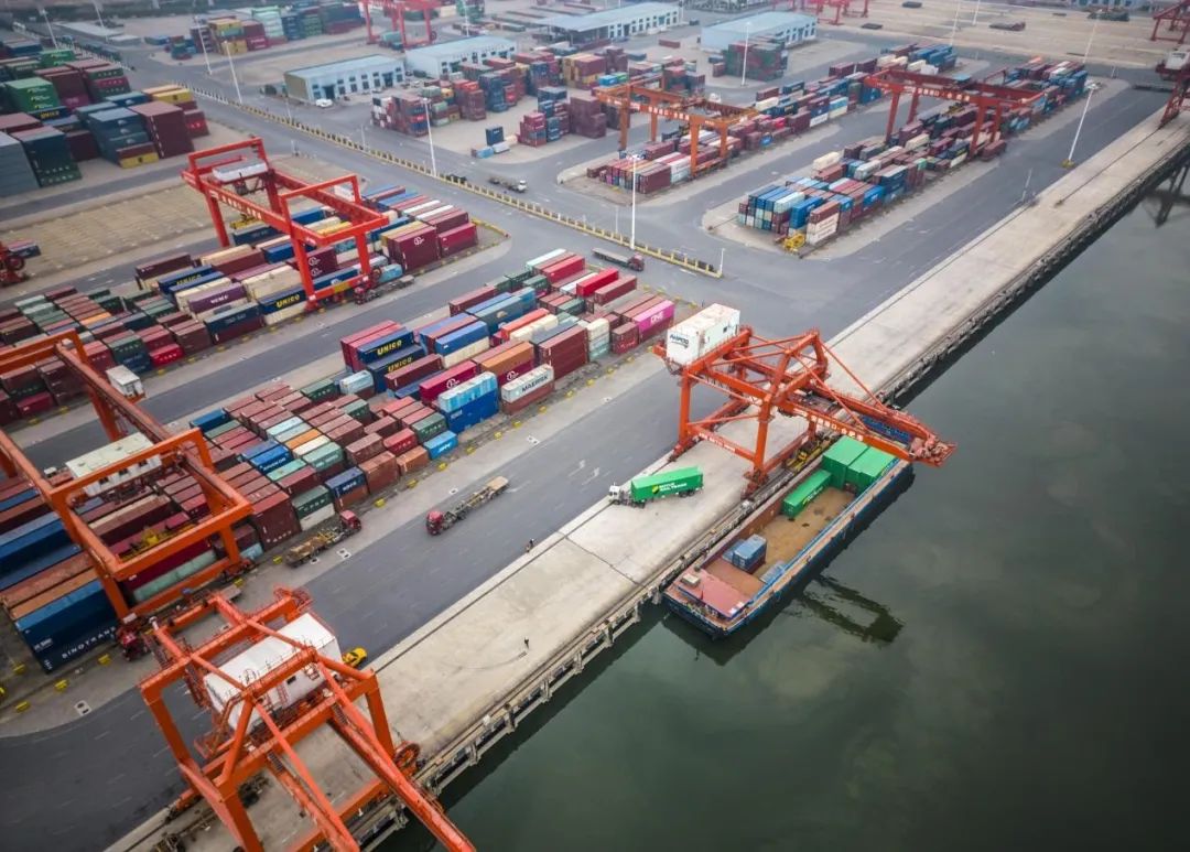 2023年1月1日,船舶在合肥港国际集装箱码头卸货.