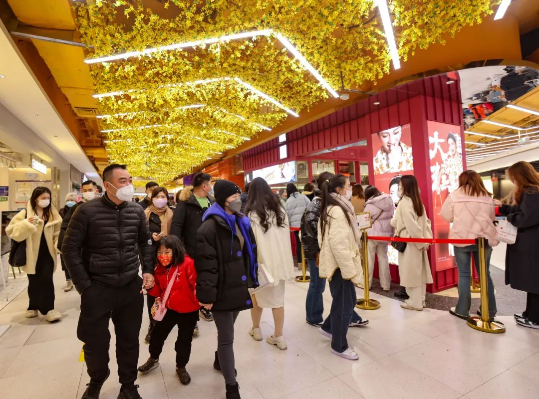 众多市民在新街口商圈的商场里逛街,购物.