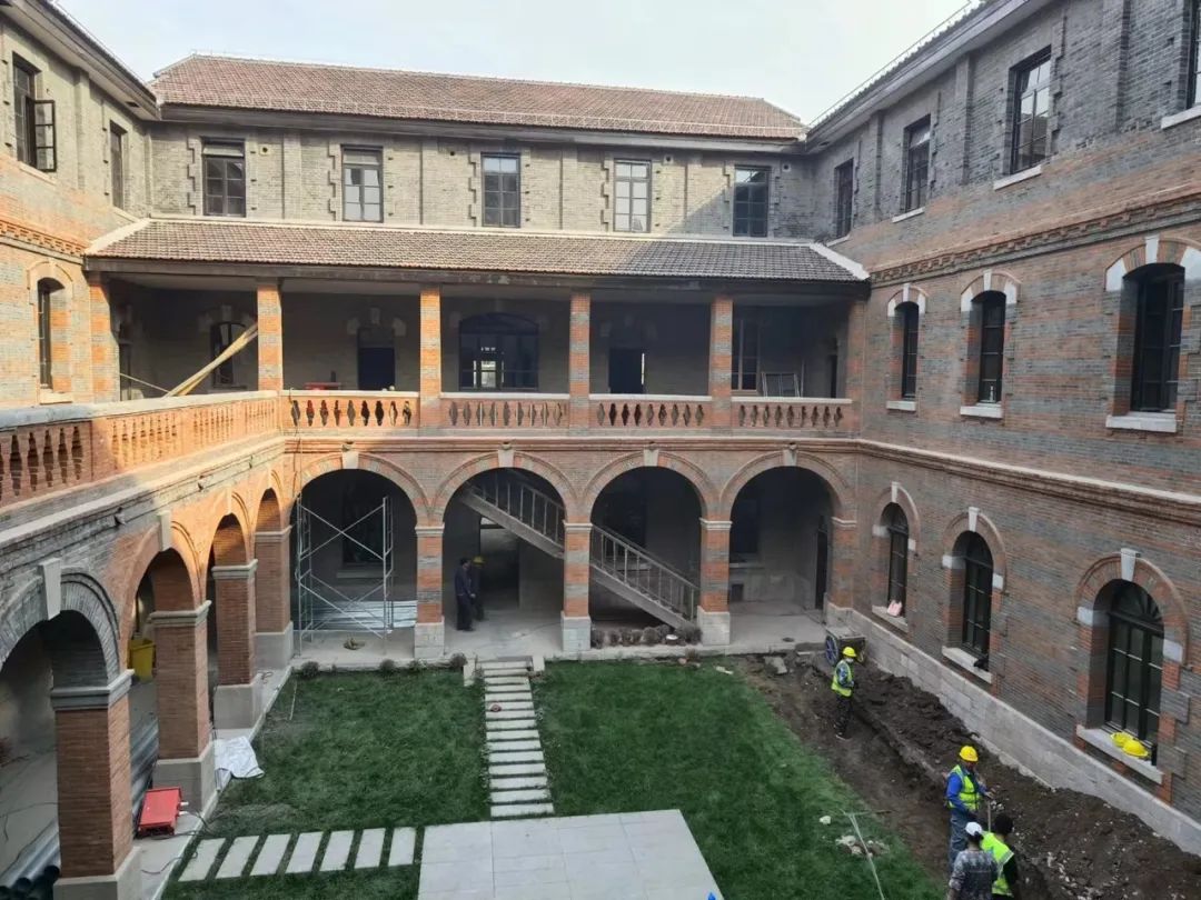 工人正对正太饭店进行修缮.本报记者 冯月静 摄