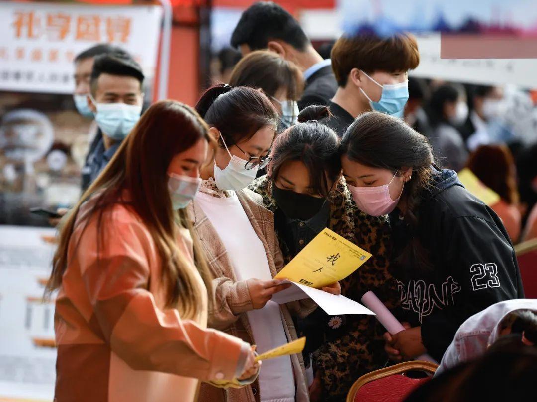 ▲资料图。青海省2021届高校毕业生春季校园招聘会上，大学生们在寻找工作机会。图/新华社