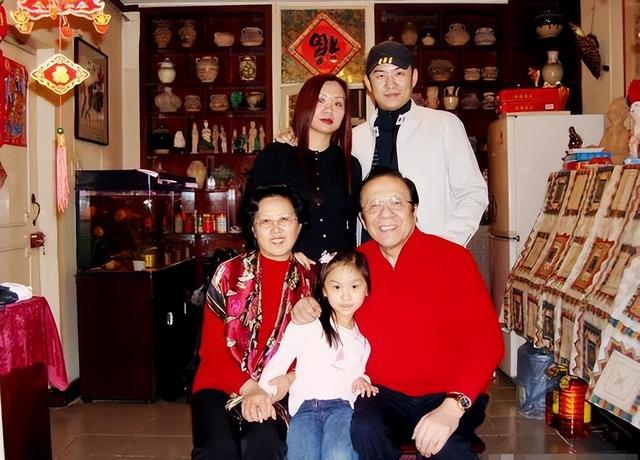 孩子的事不必再操心,他和妻子刘文玫的婚姻,也已步入金婚年限.