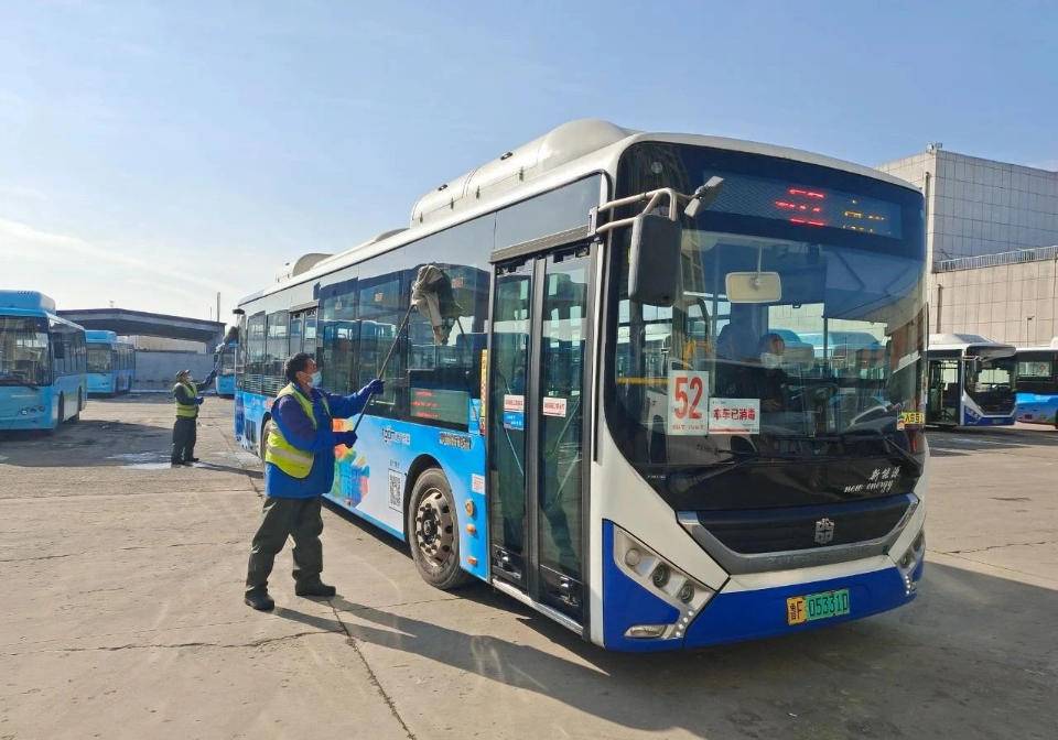 凌晨上岗,烟台公交人以坚守传递节日祝福|公交|烟台市|公交车_新浪