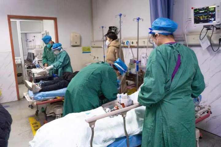 小时健康小站最前线丨2天接诊600余名患者,急诊科医生日夜忙碌,他们说:希望大家都平安|新冠肺炎_新浪新闻