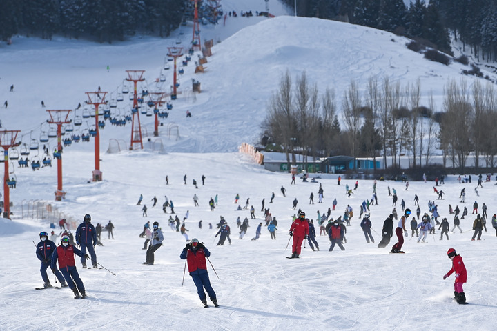 12月5日，滑雪爱好者在新疆丝绸之路国际度假区滑雪场滑雪。（新华社记者 丁磊 摄）