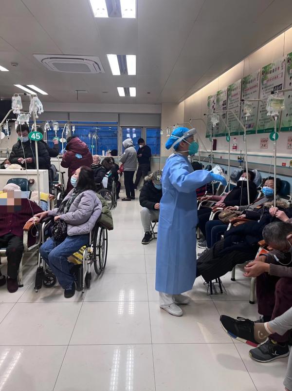 疫中前行|跨年夜急诊室:他等来了2023|急诊_新浪财经_新浪网