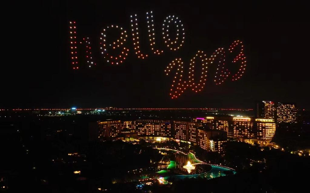 跨年夜,一飞智控正在进行无人机编队表演.(采访对象供图)