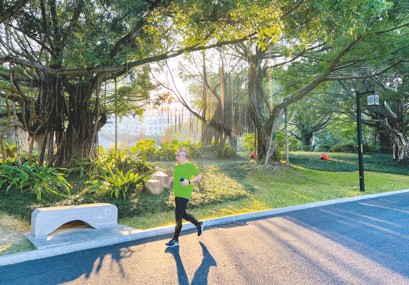 &nbsp;&nbsp;&nbsp;&nbsp;市民在南湖公园迎着新年第一缕阳光奔跑健身