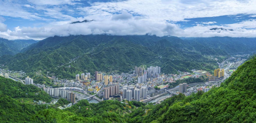 2022年7月22日,城口县城全景,绿色萦绕.重庆发布特约摄影师 王荣 摄