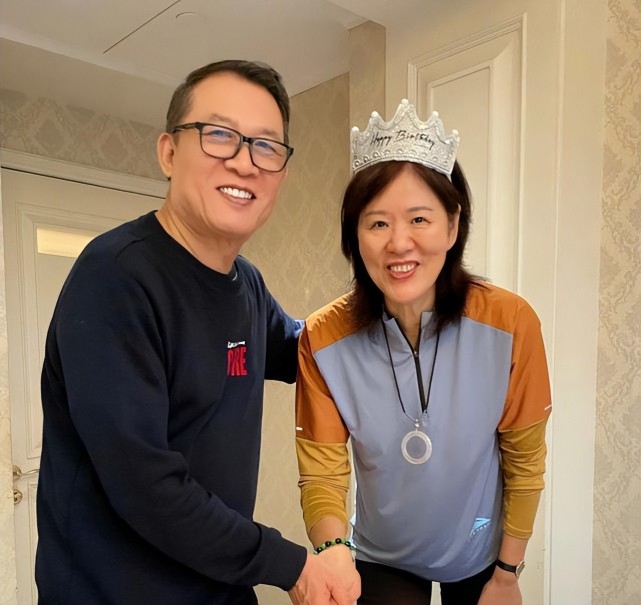 郎平的二婚丈夫王育成,曾是中国社科院教授博士生导师,所以大家都亲切