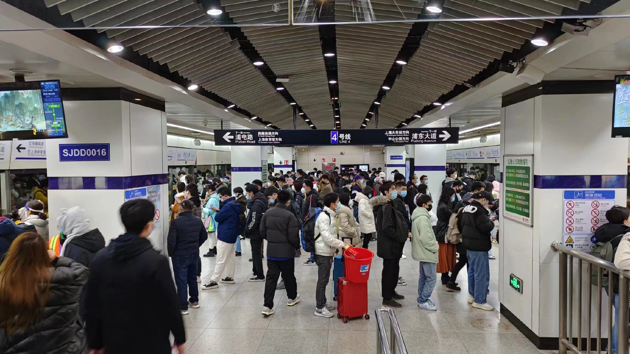 上午8点半左右,乘客在站台排队有序等候列车进站.